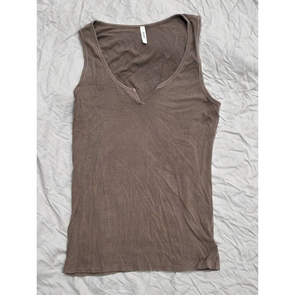 NEW BE COOL women's everyday notched ribbed tank in dark taupe